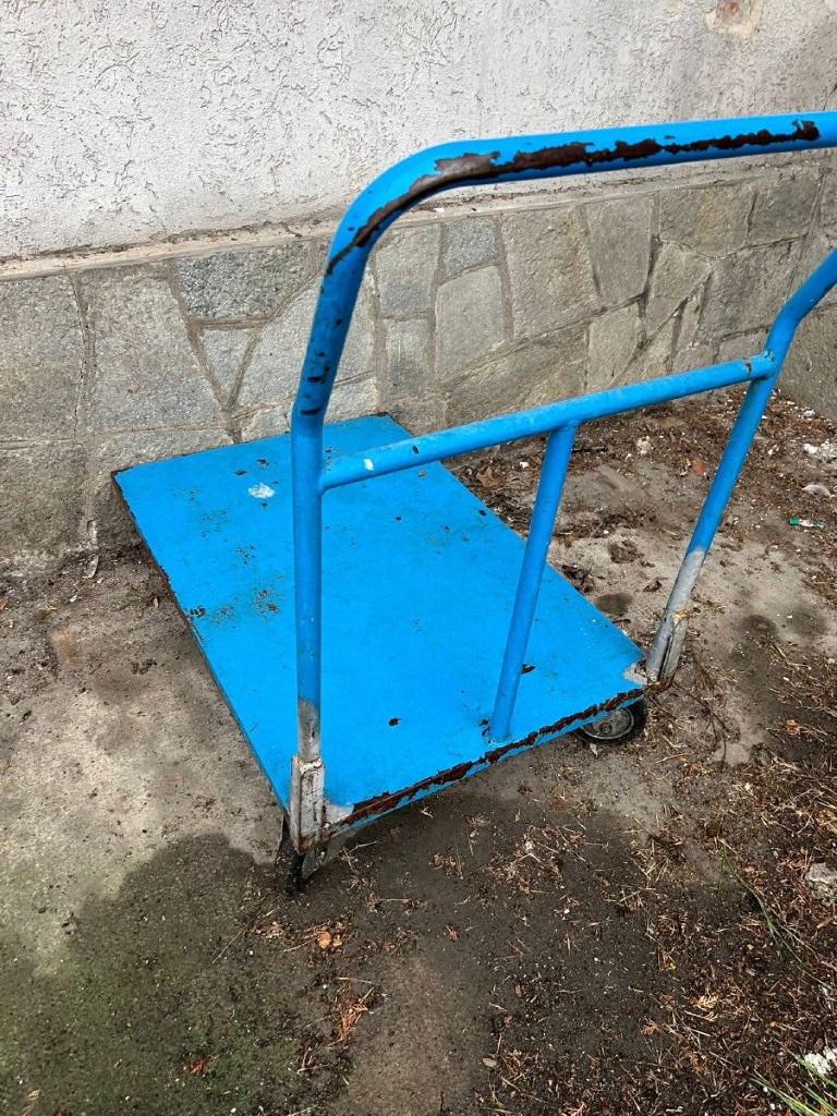 Immagine panoramica di Metal trolley